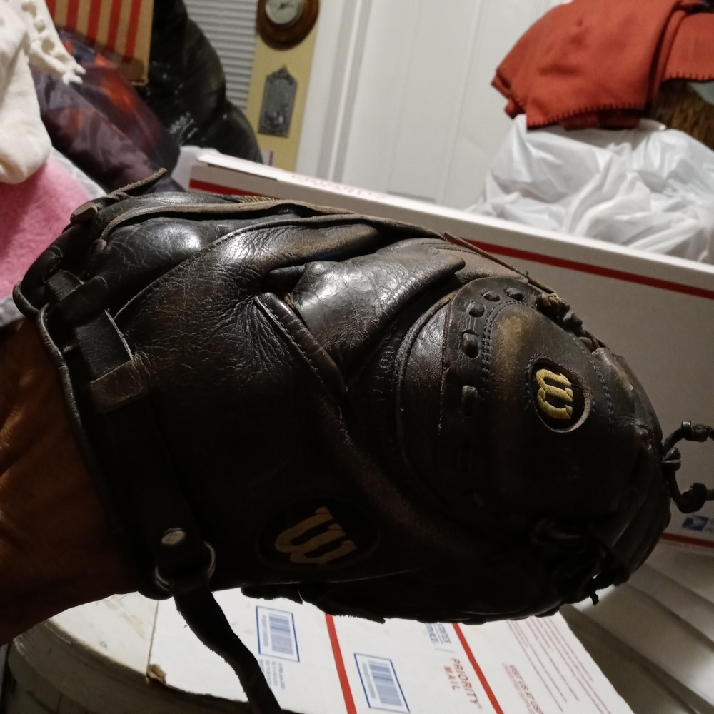 Youth WILSON A2000 SERIES GLOVE.